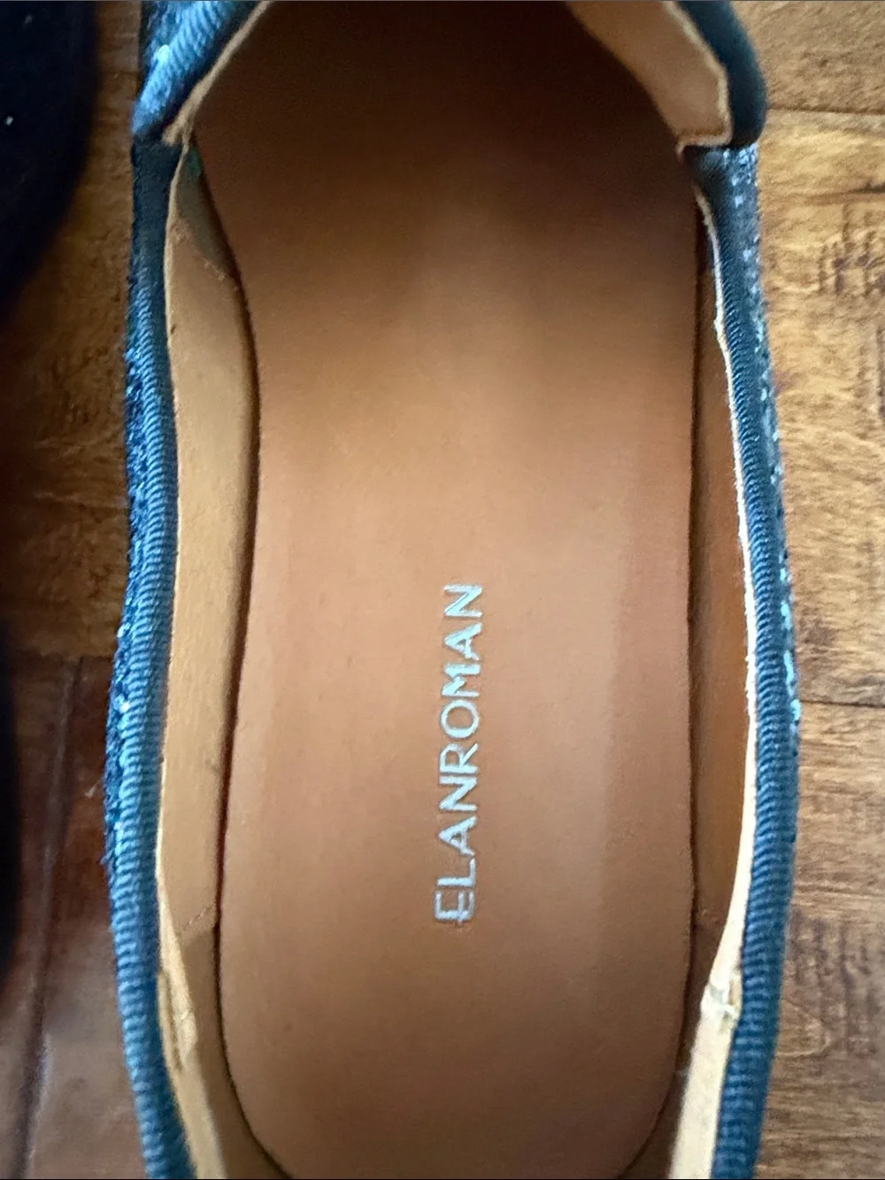 Elanroman shimmering black